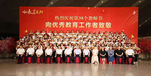 祝贺！安博页面在线登录教师易文斌荣获株洲市师德师风标兵奖