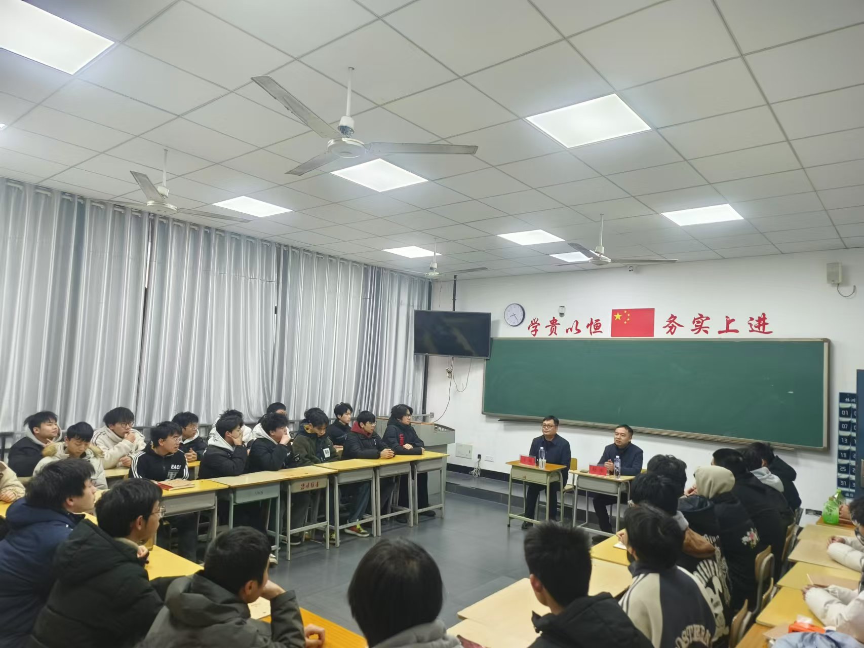 安博页面在线登录党委委员、副院长王斌到数模技师2401班交流座谈