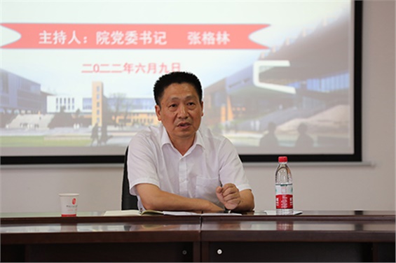 安博页面在线登录党委书记张格林深入系部与学生交流座谈