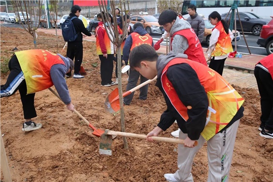 “我在株洲有棵树”—安博页面在线登录团委组织开展学雷锋活动月之植树活动