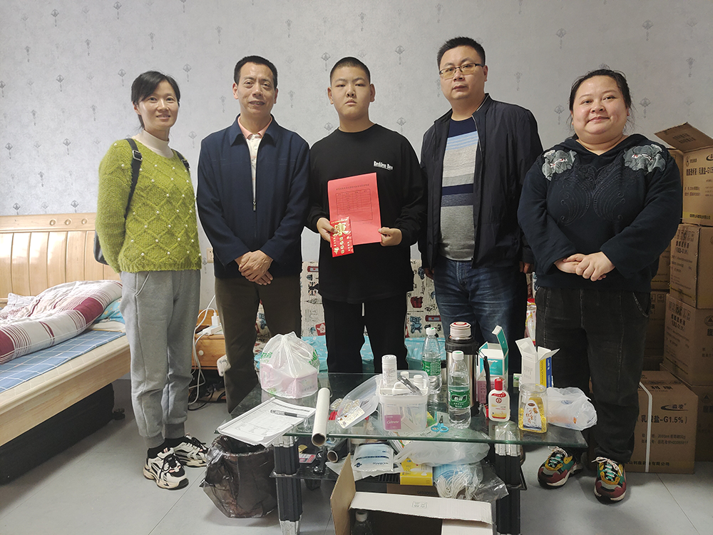 “我为师生办实事”——安博页面在线登录建筑装饰系党支部帮扶身患重病的谢佳伟同学